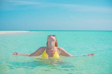 Güzel ve cüsseli bir kadın doğada, denizde dinleniyor. Kadın hayatı kavramı. Bayan L-XL plajda eğleniyor.