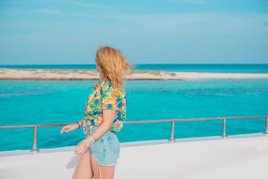 Güzel ve cüsseli bir kadın doğada, denizde dinleniyor. Kadın hayatı kavramı. Bayan L-XL plajda eğleniyor.