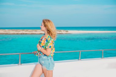 Güzel ve cüsseli bir kadın doğada, denizde dinleniyor. Kadın hayatı kavramı. Bayan L-XL plajda eğleniyor.