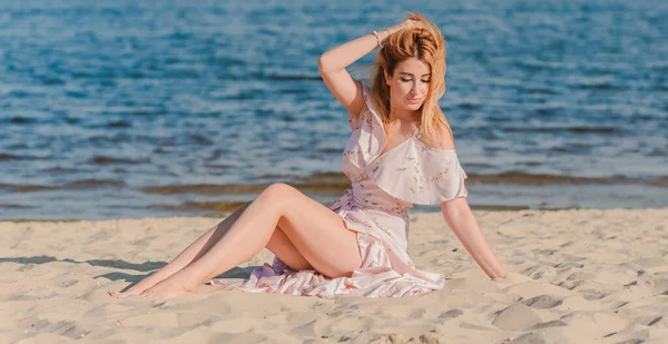 Mujer Rosa Romántico Vestido Largo Suave Playa Día Cálido Soleado — Foto de Stock