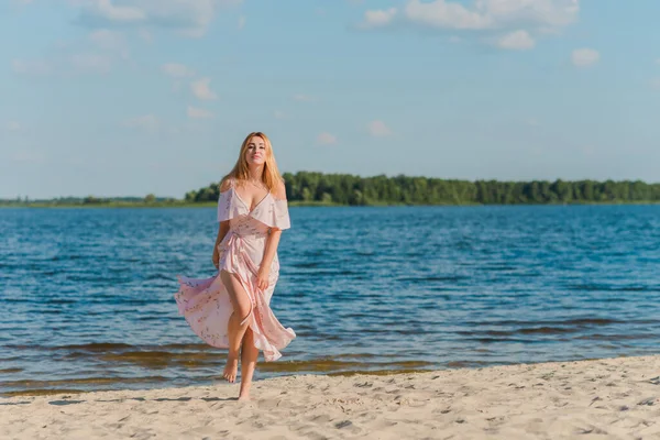 Plajda Pembe Romantik Yumuşak Uzun Elbiseli Bir Kadın Güneşli Sıcak — Stok fotoğraf