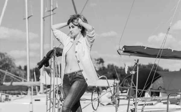 Приваблива Жінка Яхт Клубі Сонячний Теплий День Концепція Розслаблення Свободи — стокове фото