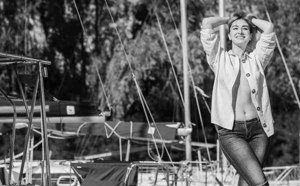 Приваблива Жінка Яхт Клубі Сонячний Теплий День Концепція Розслаблення Свободи — стокове фото