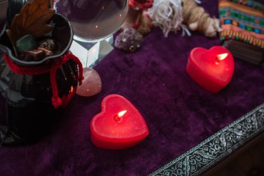 Tahmin konsepti. Eski sihir, mumlar, Tarot kartları ve kehanet, falcılık sahnesi