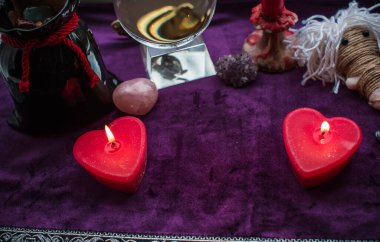 Tahmin konsepti. Eski sihir, mumlar, Tarot kartları ve kehanet, falcılık sahnesi