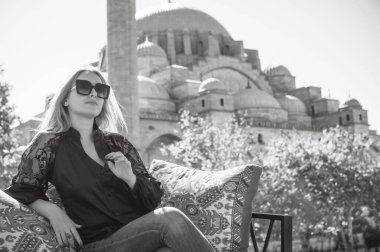 Seyahat ve tatil konsepti, İstanbul sokaklarında bir kadın. Manzara görüntüsü, gezi zamanı manzarası 