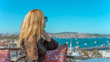 Seyahat ve tatil konsepti, İstanbul sokaklarında bir kadın. Manzara görüntüsü, gezi zamanı manzarası 