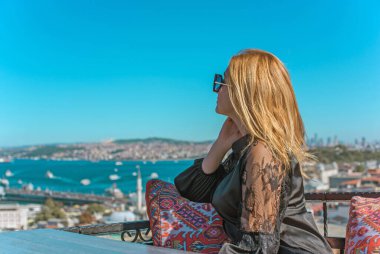 Seyahat ve tatil konsepti, İstanbul sokaklarında bir kadın. Manzara görüntüsü, gezi zamanı manzarası 