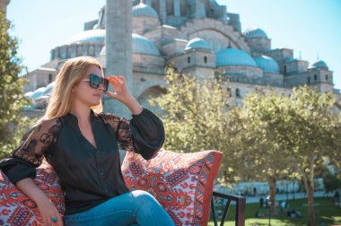 Seyahat ve tatil konsepti, İstanbul sokaklarında bir kadın. Manzara görüntüsü, gezi zamanı manzarası 