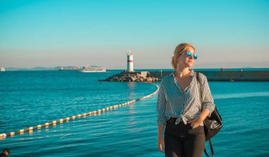 Seyahat ve tatil konsepti, İstanbul sokaklarında bir kadın. Manzara görüntüsü, gezi zamanı manzarası 