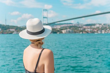 Seyahat ve tatil konsepti, İstanbul sokaklarında bir kadın. Manzara görüntüsü, gezi zamanı manzarası 