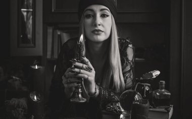 Falcılık kavramı ve kehanetler, bir masada büyü ve cadı unsurları, cadı görünümü