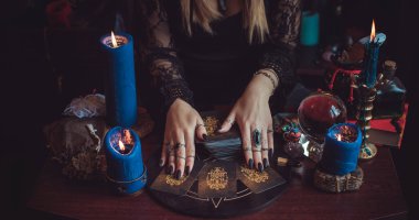 Elinde Tarot kartları olan çingene kadın. Bükreş. Romanya 19 Şubat - Illustrative editorial