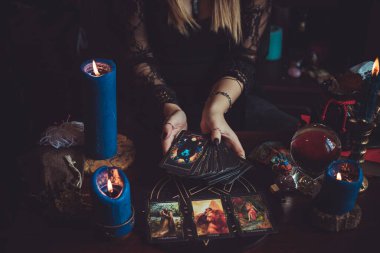 Elinde Tarot kartları olan çingene kadın. Bükreş. Romanya 19 Şubat - Illustrative editorial