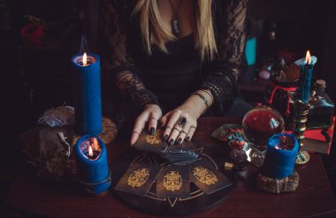 Elinde Tarot kartları olan çingene kadın. Bükreş. Romanya 19 Şubat - Illustrative editorial