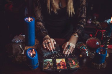 Elinde Tarot kartları olan çingene kadın. Bükreş. Romanya 19 Şubat - Illustrative editorial