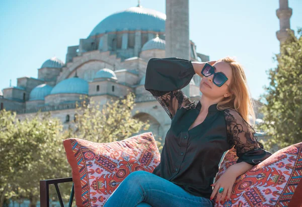 Seyahat ve tatil konsepti, İstanbul sokaklarında bir kadın. Manzara görüntüsü, gezi zamanı manzarası 