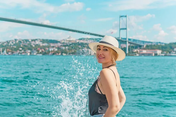 旅行や休暇のコンセプト イスタンブールの街の通りの女性 旅行時間のシーン — ストック写真