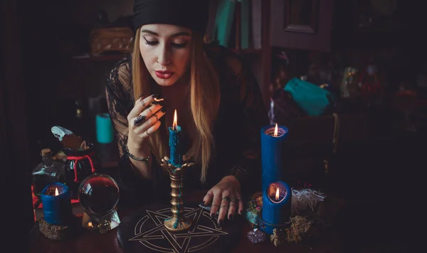 Falcılık Kavramı Kehanetler Bir Masada Büyü Cadı Unsurları Cadı Görünümü — Stok fotoğraf