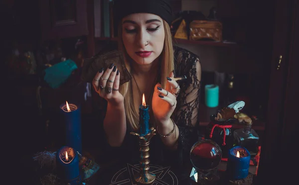 Falcılık Kavramı Kehanetler Bir Masada Büyü Cadı Unsurları Cadı Görünümü — Stok fotoğraf
