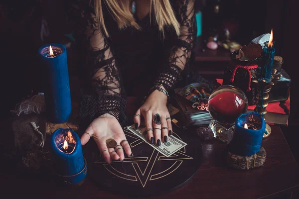 異教の魔法と運命の予測 魔女の仕事 異教の概念を誘致するための儀式と呪文 — ストック写真