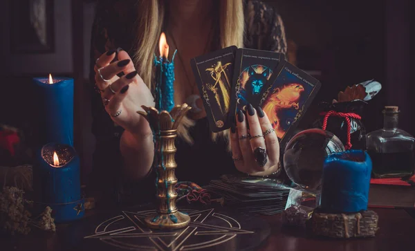 Gypsy Woman Tarot Cards Hands Bucharest Romania February Illustrative Editorial — Stock Photo, Image