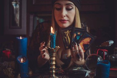Elinde Tarot kartları olan çingene kadın. Bükreş. Romanya 19 Şubat - Illustrative editorial