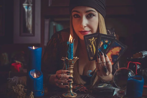 Gypsy Woman Med Tarotkort Till Hands Bukarest Rumänien Februari Redaktionell — Stockfoto