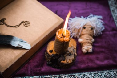 Pagan büyüsü kavramı, voodoo. Sihirli el yapımı oyuncak bebek. Oyuncak bebekli büyücülük.. 
