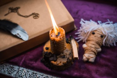 Pagan büyüsü kavramı, voodoo. Sihirli el yapımı oyuncak bebek. Oyuncak bebekli büyücülük.. 