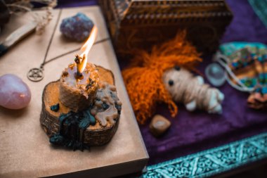 Pagan büyüsü kavramı, voodoo. Sihirli el yapımı oyuncak bebek. Oyuncak bebekli büyücülük.. 