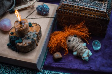 Pagan büyüsü kavramı, voodoo. Sihirli el yapımı oyuncak bebek. Oyuncak bebekli büyücülük.. 