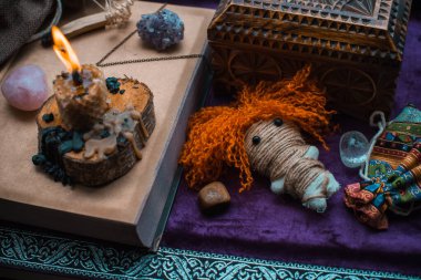Pagan büyüsü kavramı, voodoo. Sihirli el yapımı oyuncak bebek. Oyuncak bebekli büyücülük.. 