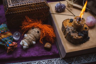 Pagan büyüsü kavramı, voodoo. Sihirli el yapımı oyuncak bebek. Oyuncak bebekli büyücülük.. 