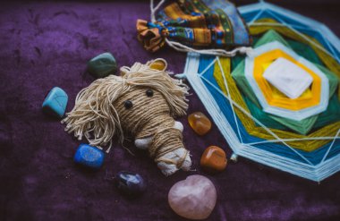 Pagan büyüsü kavramı, voodoo. Sihirli el yapımı oyuncak bebek. Oyuncak bebekli büyücülük.. 