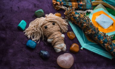 Pagan büyüsü kavramı, voodoo. Sihirli el yapımı oyuncak bebek. Oyuncak bebekli büyücülük.. 