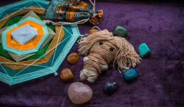 Pagan büyüsü kavramı, voodoo. Sihirli el yapımı oyuncak bebek. Oyuncak bebekli büyücülük.. 