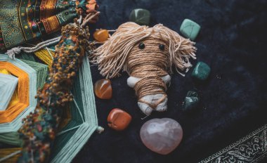 Pagan büyüsü kavramı, voodoo. Sihirli el yapımı oyuncak bebek. Oyuncak bebekli büyücülük.. 