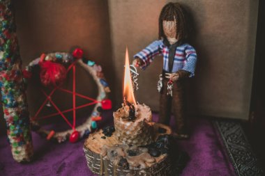 Pagan büyüsü kavramı, voodoo. Sihirli el yapımı oyuncak bebek. Oyuncak bebekli büyücülük.. 