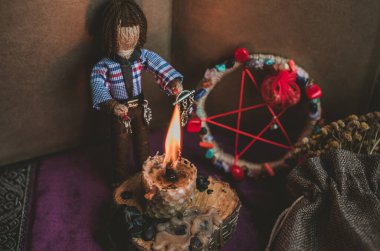 Pagan büyüsü kavramı, voodoo. Sihirli el yapımı oyuncak bebek. Oyuncak bebekli büyücülük.. 
