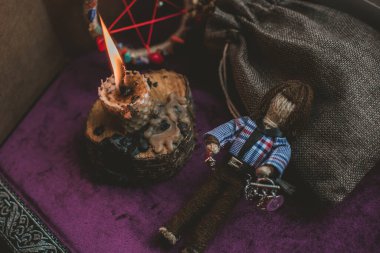 Pagan büyüsü kavramı, voodoo. Sihirli el yapımı oyuncak bebek. Oyuncak bebekli büyücülük.. 