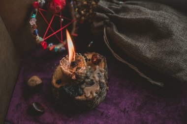 Pagan büyüsü kavramı, voodoo. Sihirli el yapımı oyuncak bebek. Oyuncak bebekli büyücülük.. 