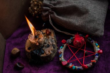 Pagan büyüsü kavramı, voodoo. Sihirli el yapımı oyuncak bebek. Oyuncak bebekli büyücülük.. 