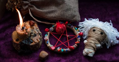 Pagan büyüsü kavramı, voodoo. Sihirli el yapımı oyuncak bebek. Oyuncak bebekli büyücülük.. 