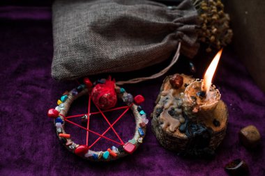Pagan büyüsü kavramı, voodoo. Sihirli el yapımı oyuncak bebek. Oyuncak bebekli büyücülük.. 