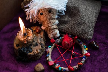 Pagan büyüsü kavramı, voodoo. Sihirli el yapımı oyuncak bebek. Oyuncak bebekli büyücülük.. 