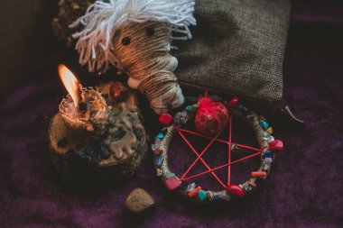 Pagan büyüsü kavramı, voodoo. Sihirli el yapımı oyuncak bebek. Oyuncak bebekli büyücülük.. 