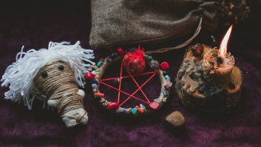 Pagan büyüsü kavramı, voodoo. Sihirli el yapımı oyuncak bebek. Oyuncak bebekli büyücülük.. 