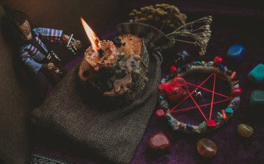 Pagan büyüsü kavramı, voodoo. Sihirli el yapımı oyuncak bebek. Oyuncak bebekli büyücülük.. 