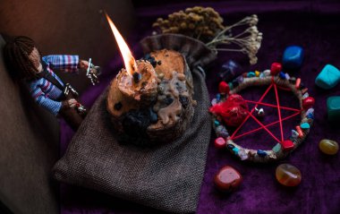 Pagan büyüsü kavramı, voodoo. Sihirli el yapımı oyuncak bebek. Oyuncak bebekli büyücülük.. 